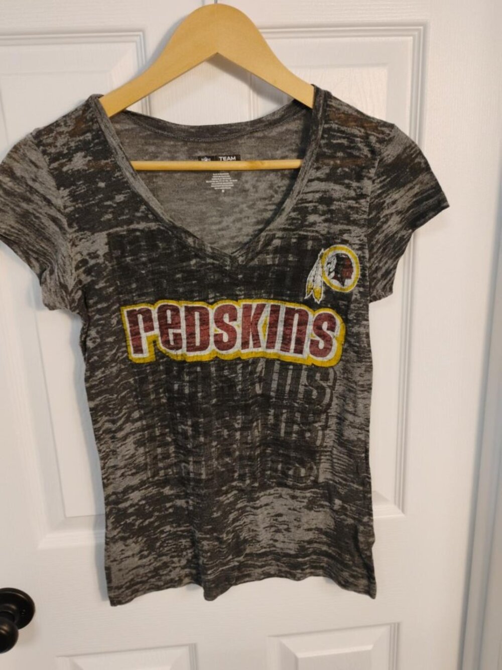 Washington Redskins NFL Women’s Medium Burnout V-Neck Graphic Tee